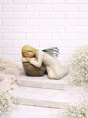 Willow Tree Dreaming Angel Figurine by Artist Susan Lordi 2004